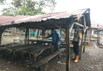 ospol XIV Koto Bersama Pemdes Lubuk Sanai 3 Semprot Disinfektan di Tempat Umum 