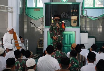 Dandim Letkol Inf Dwison Evianto memperkenalkan diri kepada jama'ah Masjid Jami Warung Asem. Jum'at 9/10/2020