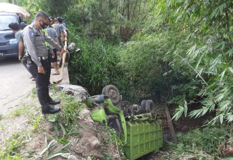 Kondisi Truk Masuk Jurang 