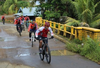Kapolres Mukomuko AKBP Andy Arisandi SH SIK MH dan Komandan Kodim 0428 Letkol Inf Y M Teguh Edy Pamungkas Gowes Bersama