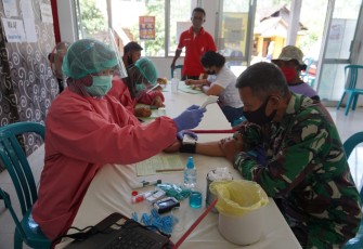 Pasiter Kapten Inf Winarno cek kesehatan di Balai Desa Jolosekti, Kecamatan Tulis, Kabupaten Batang. Minggu (11/10/20) 
