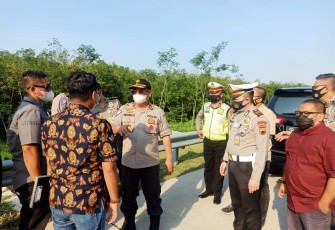 Direktur Keamanan dan Keselamatan Lalu Lintas (Dirkamsel) Korlantas Polri, Brigjen. Pol. Prof. Dr. Chryshnanda Dwilaksana, M.Si,akan memasang alat pengukur kecepatan kendaraan dan Electronic Traffic Law Enforcement (ETLE) di wilayah Polres Batang,  tepatnya di KM 362 A Ruas Jalan Tol Semarang-Batang, Rabu (14/10/2020). 