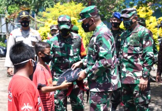 Kasdam membetikan tas ke anak anak warga Pening. Kamis 15/10/2020