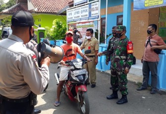 Koramil 11/Warungasem bersama Polsek Warungasem melaksanakan patroli di pusat keramaian serta jalan raya Desa Kaliwareng, Kecamatan Warungasem, Kabupaten Batang. Sabtu (17/10/20)