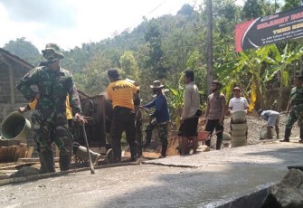 Anggota Satgas bersama warga terus berupaya maksimal di tahap finishing jalan. Senin (19/10/2020).