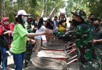 Ijo Organik membagikan puluhan susu kepada warga dan TNI yang sedang bekerja. di Desa Jatiwarno, Kecamatan Jatipuro, Kabupaten Karanganyar. seniin, 19/10/2020