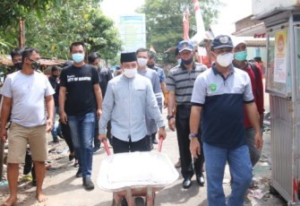 Plt Wali Kota Bengkulu Rela Dorong Gerobak untuk Antar Beras ke Rumah Warga