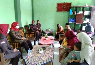 Fetty Wulandari Santoso (dua dari kiri) ketika Bersilaturahmi ke Ponpes Yatim Dhuafa Ibadurrohman (foto : Faisal NR / Klik Warta 