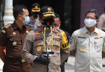 Kapolda Jateng Irjen Ahmad Luthfi memberikan keterangan kepada media di Gedung Borobudur Mapolda Jateng,. Minggu, 25/10/2020