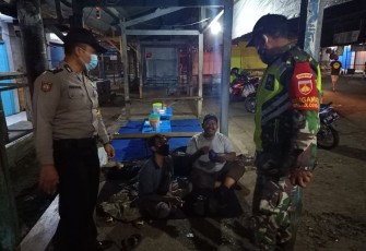 personel Polsek Limpung Polres Batang Polda Jawa Tengah Bripka Sofyan Achmad dan Bripka Nur Fatoni bersama Sertu Supriyono dari Koramil 02 Limpung menyambangi petugas jaga malam Pasar Limpung memberikan imbauan kamtibmas. Kamis, (29/10/2020).     