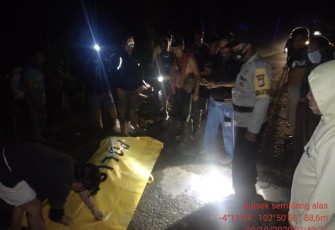 Bersama Warga Polres Seluma Evakuasi Temuan Jenazah di Pondok Kebun