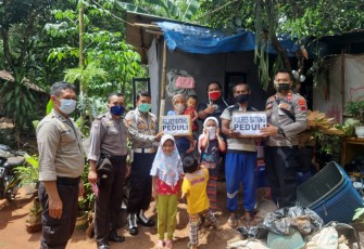 Kepala Kepolisian Sektor Limpung Polres Batang Polda Jawa Tengah AKP Yorisa Prabowo didampingi Kanit Binmas Aiptu Sutijono, Kanit Sabhara Aipda Hermanto dan Kanit Provos Bripka Arif Efendi menyerahkan paket sembako pada Usup (41) warga Dukuh Gedong Desa Timbang Rt. 009 Rw. 003 kecamatan Banyuputih kabupaten Batang, Jumat ( 30/10/2020 )