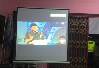 Potret Calon Walikota Blitar Santoso dalam Layar Nobar Debat Publik Pemilihan Walikota dan Wakil Walikota Blitar Tahun 2020 di kantor Sekretariat Pemenang Satrio (foto : Faisal NR / Klikwarta.com) 