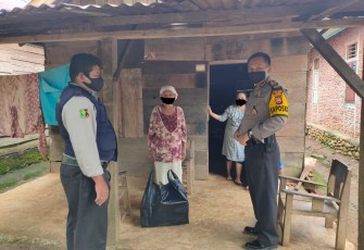 Polres Seluma Salurkan Bantuan Untuk Masyarakat Kurang Mampu 