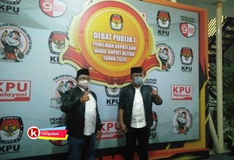 Calon Bupati dan Wakil Bupati Blitar Rijanto-Marhaenis Setelah Ikuti Debat Publik Pertama (foto : Faisal NR / Klik Warta.com) 