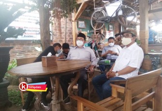 Rijanto (pakai Peci) Ketika Hendak Berorasi Kampanye (foto : Faisal NR / Klikwarta.com Blitar)