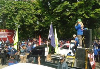 Ribuan Buruh Di Purwakarta Gelar Aksi Demo Di Gedung DPRD
