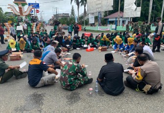 Pendemo Makan Bersama Dengan Polres Bengkulu Selatan 