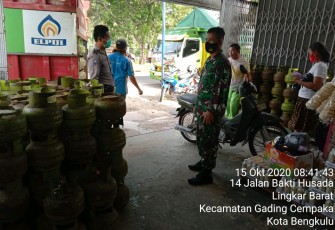 Dampingi Operasi Pasar Gas LPG 3 KG Bhabinkamtibmas Polsek Gading Cempaka Pastikan Prokes Covid-19 Tetap Dijalankan