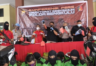 Direktur Reserse Kriminal Umum Polda Bengkulu Kombes Pol Tedy Suhendyawan Syarif SIK MH Menggelar Konferensi Pers