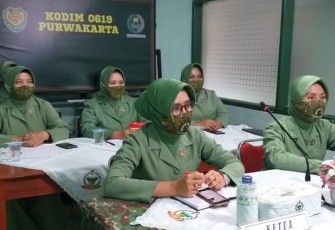 Ketua Persit KCK cabang XXIX Kodim 0619/Purwakarta Ny Andita Krisrantau Hermawan beserta jajaran pengurus saat melaksanakan kegiatan Webinar di Makodim 0619/Purwakarta.(Foto:klikwarta)