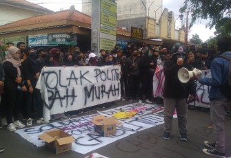Aksi unjuk rasa ratusan mahasiswa di depan boulevard Univet Bantara Sukoharjo Jawa Tengah.