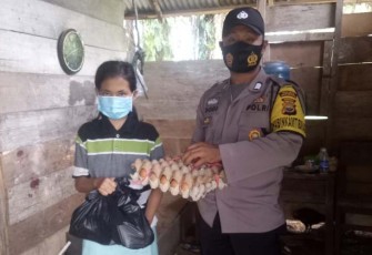 Bhabinkamtibmas Polsek Lubuk Pinang Berikan Sembako Pada Warga Binaannya