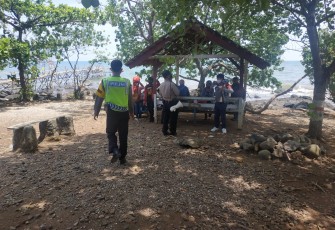 Aiptu Budi Nuryanto bersama Bripka Gede dan Bripka Nurhasim memberikan imbauan kamtibmas kepada pengunjung di objek wisata pantai Celong desa Kedawung kecamatan Banyuputih Kabupaten Batang. Kamis (29/10/2020).  