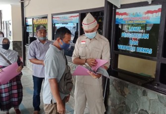 Petugas Samsat Tulungagung Layani Masyarakat Kenakan Baju Ala Pahlawan 