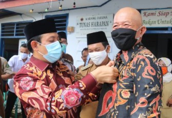 Penyerahan  seragam batik besurek oleh Plt Walikota Bengkulu Dedy Wahyudi didampingi Camat Singgaran Pati Syaiful Anwar dengan mendatangi kantor Kelurahan Jembatan Kecil dan Panorama.