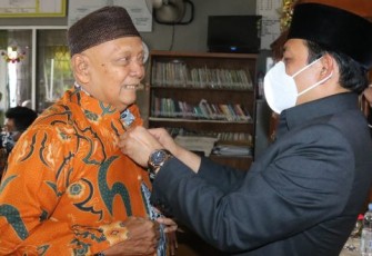 Plt Wali Kota Dedy Wahyudi Saat Memberikan BOP 