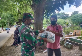  Kodim 1417/Kendari Berikan Paket Sembako Kepada Penggali Kubur