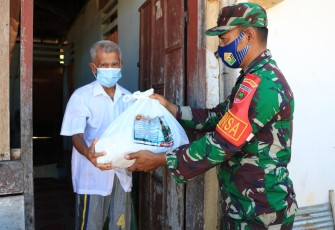 Kodim 1417/ Kendari Adakan Pemeriksaan Rapid Test dan Bagikan Sembako Untuk Masyarakat 