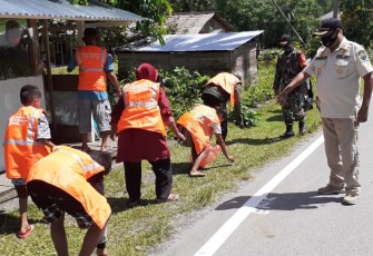 Pelanggar Prokes Covid-19 Mendapatkan Hukuman Sanksi Sosial 