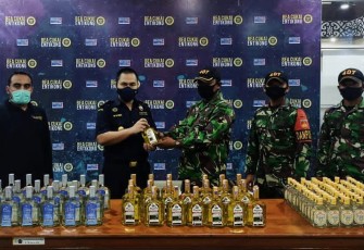 Danpos Sei Tekam Serka M. Kharis Amrulloh beserta Pasi Intel Satgas Lettu Inf Reiky Martin menyerahan barang bukti di Kantor Pengawasan dan Pelayanan Bea dan Cukai Tipe Madya Pabean C Entikong di JL. Raya Entikong, Kec.Sekayan, Kab.Sanggau, Entikong Kalimantan Barat, Senin (02/11/2020)