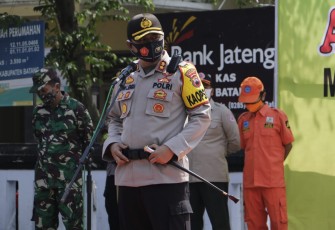 Kapolres Batang AKBP Edwin Louis Sengka dihadapan peserta gelar apel siaga tanggap bencana di jalan Veteran Batang, Selasa (3/11/2020).