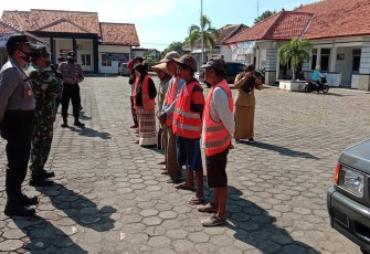 Pelanggar operasi Yustisi saat diberi pengarahan oleh Danramil dan Kapolsek Rowosari di depan Kecamatan Rowosari. Kamis, 5/11/2020