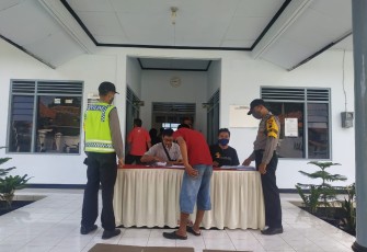 Kepolisian Sektor Limpung melakukan pengamanan pendistribusian Bantuan Sosial Non Tunai (BSNT) di desa Babadan kecamatan Limpung kabupaten Batang. Sabtu, (7/11/2020).