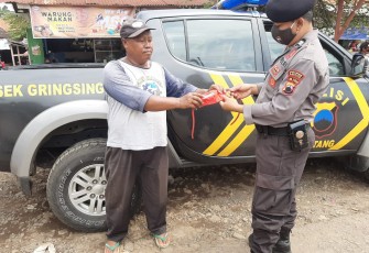 Anggota Polsek Gringsing memberikan masker kepada pelanggar Operasi Yustisi di depan Pasar Plelen, Gringsing. Sabtu(7/11/2020).