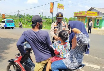 Kapolsek Tersono Polres Batang AKP Akhmad Almunasifi, SH. membagikan masker kepada warga  pengguna jalan yang melintas di jalan raya depan Mapolsek Tersono, Minggu (8/11/2020).   