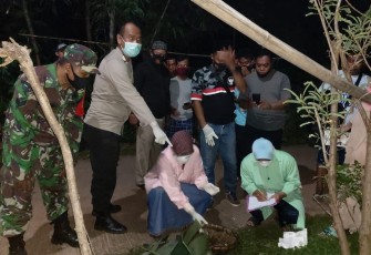 Kapolsek Gringsing beserta anggota dibantu Inafis Satreskrim Polres Batang dan petugas Puskesmas  Gringsing I serta Koramil Gringsing di TKP. Minggu  malam (8/11/2020) 
