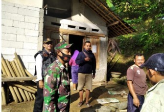Bhabinkamtibmas, BPBD dan Perangkat Desa Sumampir mendatangi TKP di Desa Sumampir Rt 03 Rw 04, Kecamatan Rembang, Kabupaten Purbalingga,Rabu (11/11/2020).  