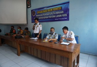 Danramil 10/Batang Kapten Inf Bardi, Kabag OPS Res Batang AKP Asfauri, Ka Din Sos Kab .Batang Yulianto, Ka Dishub Murdiono Cahyono, Kasat Pol PP, Kades Banyu Putih saat mengadakan sosialisasi alih fungsi terminal truk menjadi Islamic Center di aula Dinas Perhubungan , Kecamatan Kandeman, Kabupaten Batang, Rabu (11/11/20).   