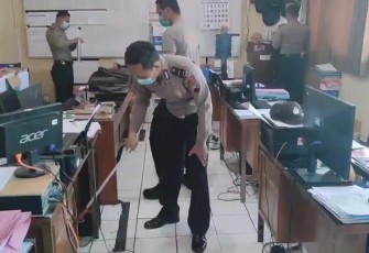 Polres Batang melaksanakan giat kebersihan  atau korve dan penyemprotan Disinfektan di Mako Polres dan Polsek jajaran.Selasa (10/11/2020). 