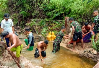 Satgas Pamtas Yonif 407/PK melaksanakan Karya Bhakti pembersihan bendungan air bersih bersama masyarakat di atas bukit Desa Muakan Petinggi, Kecamatan Ketungau Hulu, Kabupaten Sintang, Kalbar. Kamis (12/11/2020)