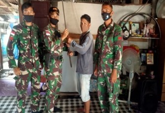 Satgas Pamtas Yonif 407/PK telah menerima 1 Senjata rakitan berjenis penabur yang diterima dari perangkat Dusun Melancau Desa Sungai Mawang. Kamis (12/11/2020) 