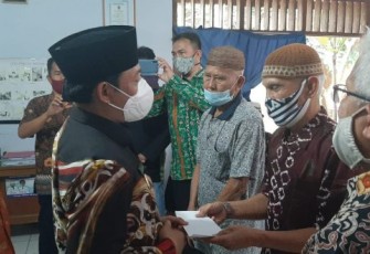 Plt Walikota Bengkulu Dedy Wahyudi menghadiri acara penyerahan honor/bantuan operasional (BOP) untuk para ketua RT, ketua RW, ketua Linmas, ketua adat dan ketua LPM,di kantor lurah Jalan Gedang Kecamatan Gading Cempaka