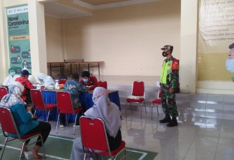 Babinsa Koramil 02/Kaligondang untuk Desa Brecek Serka Lasmoko, dalam pelaksanaan kegiatan tes Rapid di Kecamatan Kaligondang. Kamis, (12/11/2020
