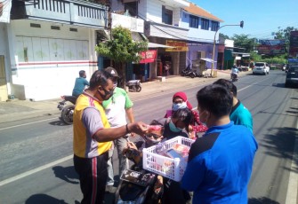 Kapolsek Limpung Polres Batang AKP Yorisa Prabowo membagikan buah kemasan  yang mematuhi protokol kesehatan. Jum'at, 13/11/2020