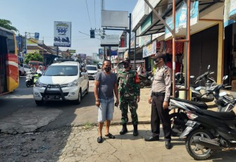 Polsek Limpung bersama Koramil 02 Limpung melaksanakan patroli di pasar Limpung. Sabtu (14/11/2020).